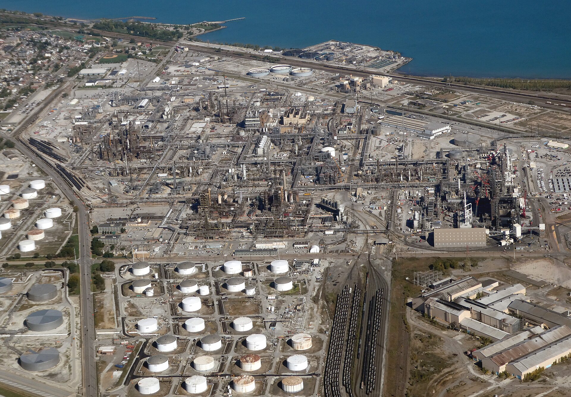 Vista aérea de un complejo industrial con unidades de proceso, tanques y redes de servicios